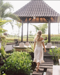 Spend 6 days and 5 nights in our breathtaking and authentic Balinese villa overlooking rice fields, staying and sleeping in the very same place that Julia Roberts did in the movie adaptation of Eat Pray Love.